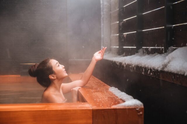 ゲレンデで長い一日を過ごした後は、温泉で心身共にリラックス。