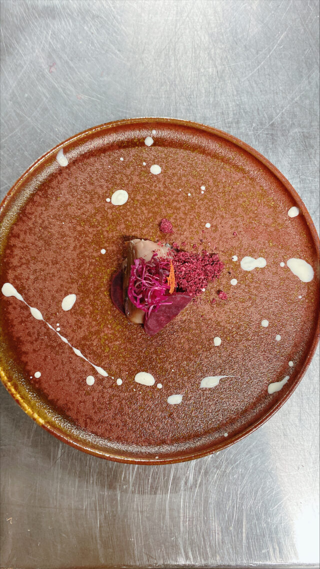 カツオの燻製　発酵ビーツとブルーチーズ